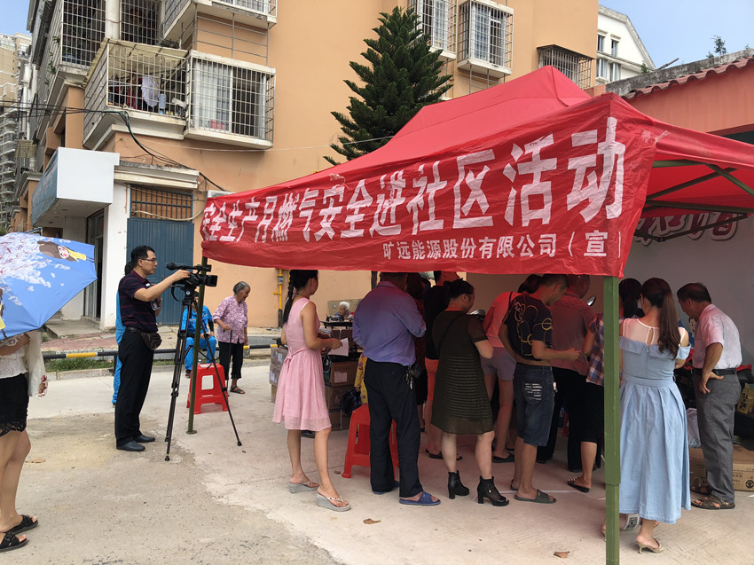 居民們井然有序排隊(duì)辦理立戶工作_副本.jpg 居民們井然有序排隊(duì)辦理立戶工作_副本.jpg