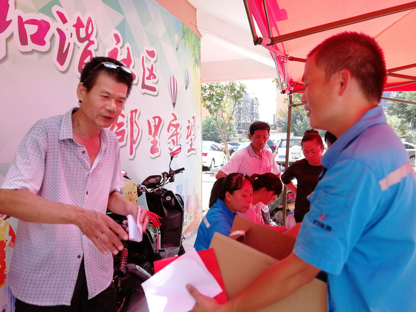 居民現(xiàn)場(chǎng)購(gòu)買(mǎi)曠能燃?xì)庠頮副本.jpg 居民現(xiàn)場(chǎng)購(gòu)買(mǎi)曠能燃?xì)庠頮副本.jpg