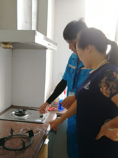 工作人員正對(duì)居民進(jìn)行使用方法講解_副本.jpg 工作人員正對(duì)居民進(jìn)行使用方法講解_副本.jpg